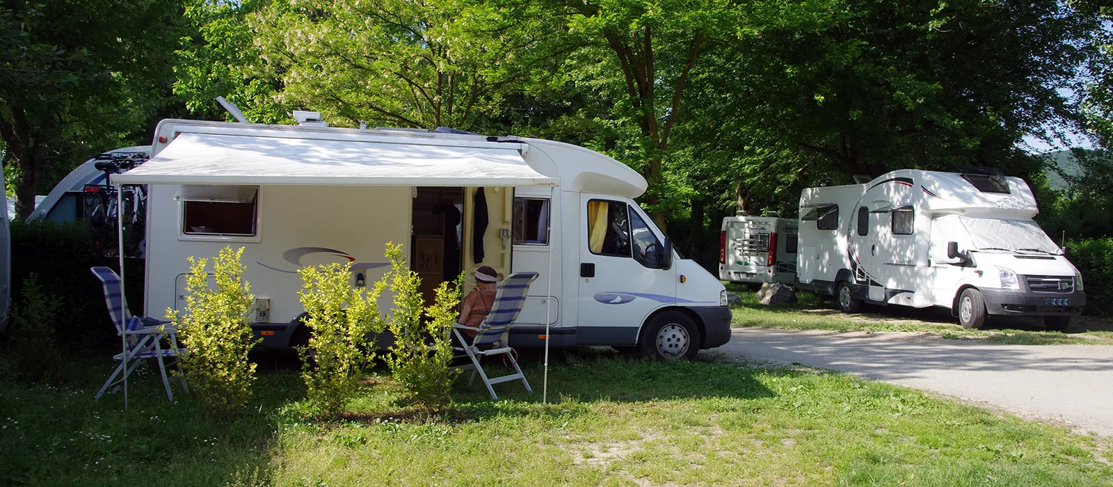 Les emplacements camping ombragés pour camping-car du camping Mayan-Montalivet en Gironde