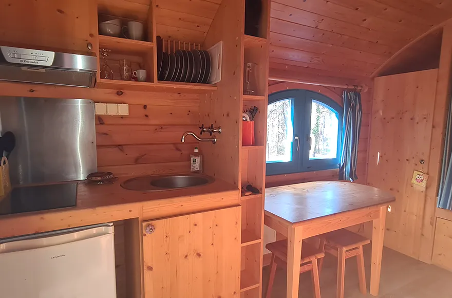 Cuisine et coin repas de la roulotte, hébergement insolite en Gironde du camping Vendays Montalivet