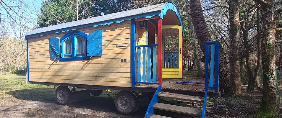 Vue extérieure de la roulotte, hébergement insolite en Gironde du camping Vendays Montalivet