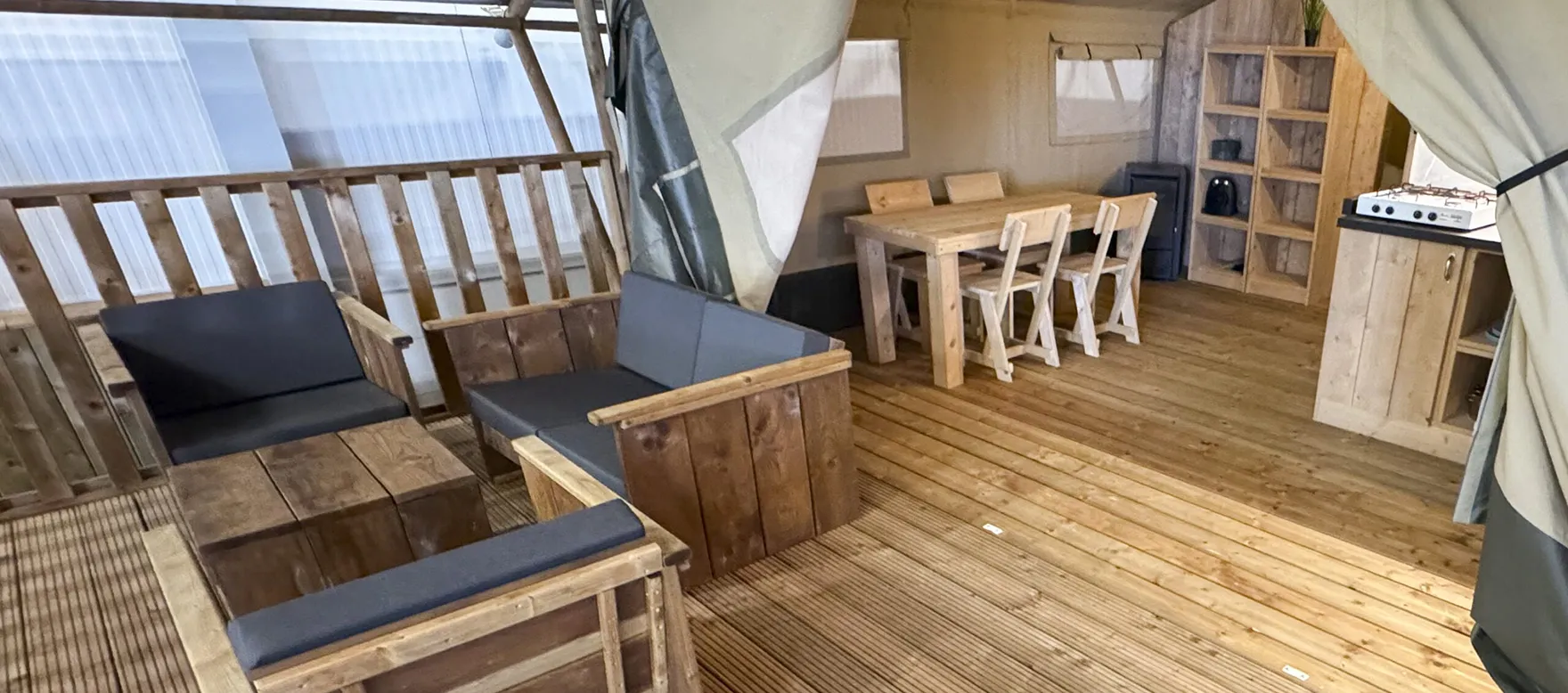 Intérieur Tente lodge : hébergement insolite en Gironde