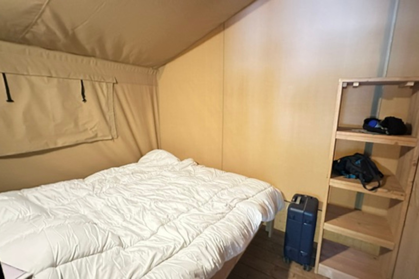 Chambre avec lit deux places de la tente Lodge Safari, hébergement insolite en Gironde du Camping Mayan-Montalivet