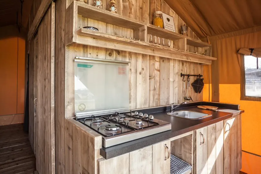 Coin cuisine du Lodge Safari, hébergement insolite en Gironde du camping Vendays Montalivet