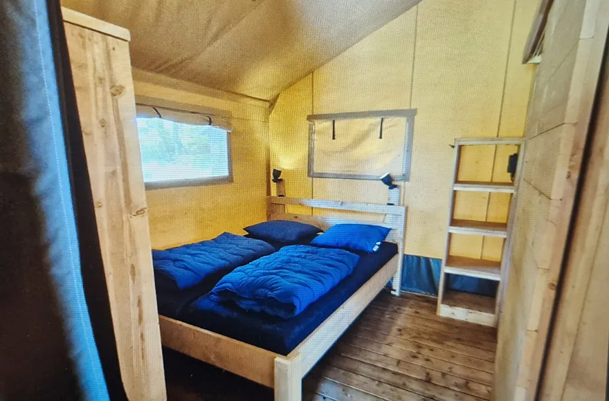 Chambre avec lit deux places du Lodge Safari, hébergement insolite en Gironde du camping Vendays Montalivet