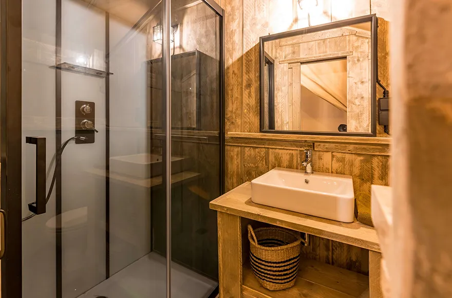 Salle d’eau du Lodge Safari, hébergement insolite en Gironde du camping Vendays Montalivet
